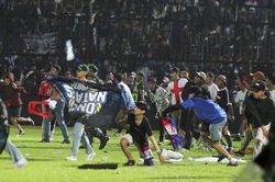 Chủ tịch FIFA lên tiếng về thảm kịch sân vận động ở Indonesia