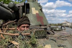 Ukraine kiểm soát thị trấn then chốt, Nga nhắc lại 'chiếc ô' hạt nhân
