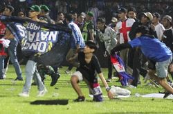 Thảm cảnh giẫm đạp khiến hơn trăm người tử vong ở sân vận động Indonesia