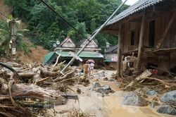 Nhà cửa ngổn ngang bùn đất, người dân Nghệ An bần thần trở về sau lũ