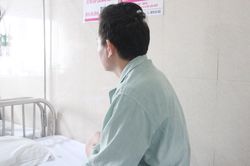 Người đàn ông chảy máu ồ ạt, cảnh báo nguy hiểm khi chủ quan với sốt xuất huyết