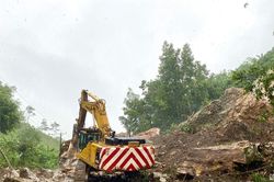 Phá đá thông tuyến Quốc lộ 48E đoạn qua xã Tân Long, Tân Kỳ