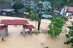 Nghệ An: Lũ quét ở thị trấn Mường Xén khiến nhiều người dân không kịp trở tay