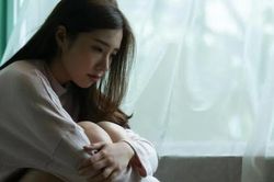 Bị bệnh nằm nhà, nhìn bát cháo và mảnh giấy trên bàn mà tôi bật khóc