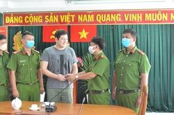 Trao trả tài sản bị cướp giật cho du khách nước ngoài