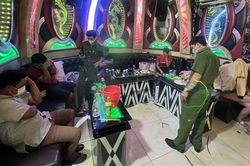 Hàng chục nam nữ sử dụng ma túy trong quán karaoke