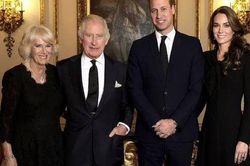 Ảnh chân dung mới của Vua Charles III bên Vương hậu và William, Kate