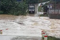 Chồng đau đớn tìm vợ giữa dòng nước lũ lúc nửa đêm