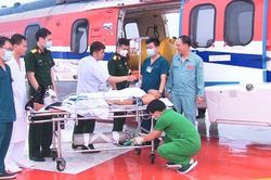 Trực thăng đưa bệnh nhân từ Trường Sa vào đất liền điều trị