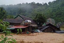 Tan hoang bản làng sau lũ dữ