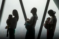 Nỗi đau của người mẹ vừa đi làm, vừa cho con bú