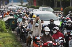 Cửa ngõ TP.HCM ùn ứ kéo dài sáng đầu tuần do cấm cầu Nguyễn Hữu Cảnh