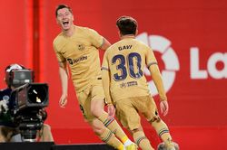 Barcelona: Sống bằng hơi thở Lewandowski