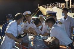 Cấp cứu kịp thời ngư dân bị nạn khi đánh bắt gần đảo Đá Tây