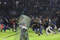 Bóng đá Indonesia nguy cơ nhận án phạt nặng từ FIFA