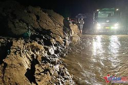 Nghệ An: Xuyên đêm dọn bùn đất sau trận lũ quét lớn nhất 20 năm qua