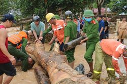 Kỳ Sơn huy động lực lượng khẩn trương khắc phục hậu quả lũ ống, lũ quét