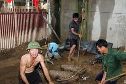 Xót xa nhìn tài sản bị chôn vùi trong bùn đất sau lũ ở huyện Kỳ Sơn