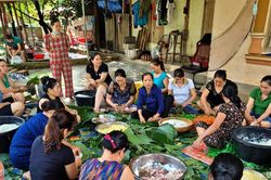 Phụ nữ Tương Dương xuyên đêm nấu bánh chưng hỗ trợ đồng bào Kỳ Sơn