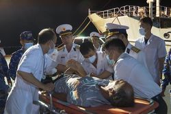 Tàu Hải quân đưa ngư dân bị bệnh từ Trường Sa về đất liền điều trị