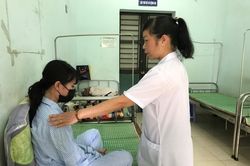 Mẹ sau sinh tự rạch bụng bất lực vì con quấy khóc đêm