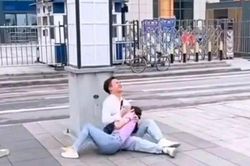 Cô gái nằm khóc giữa đường vì bị người yêu 6 năm hủy hôn, nguyên nhân khiến nhiều người suy ngẫm