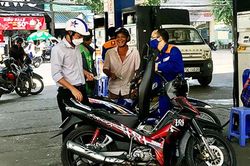 Giá xăng giảm hơn 1.000 đồng/lít