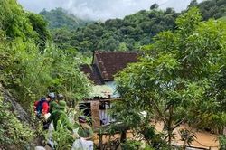 Lũ tàn phá khủng khiếp ở huyện Kỳ Sơn: Bới bùn đất tìm tài sản sót lại