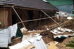 Lũ dữ càn quét ở Nghệ An: 'Tích góp cả đời giờ mất hết...'