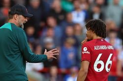 Klopp: 'Liverpool chật vật giống Ronaldo, Messi'