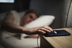 Đừng mang smartphone lên giường ngủ nữa