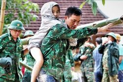 Bộ đội, công an lội bùn, dựng cầu tạm qua suối giúp người dân vùng lũ
