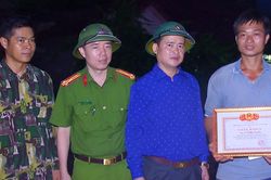 Khen thưởng trưởng bản cùng người dân cứu 19 người mắc kẹt trong lũ