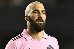 Higuain khóc như mưa khi thông báo ngày giải nghệ