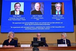 Giải Nobel Vật lý 2022 xướng tên 3 nhà vật lý lượng tử