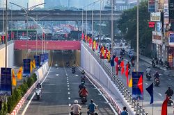 Quay đầu đi ngược chiều trong hầm Lê Văn Lương vì đường kẹt cứng