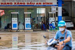 Cả 3 cây xăng trên một con đường ở TP.HCM báo 'hết hàng'