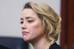 Mang biệt danh 'Amber Heard' sau khi bị bạo hành