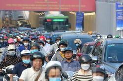 Hầm chui Lê Văn Lương vừa thông xe đã ùn ứ kéo dài