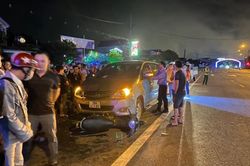 Tạm giữ tài xế lái ô tô gây tai nạn, kéo lê xe máy 2km