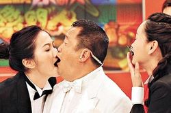 Loạt ảnh ông trùm Tăng Chí Vỹ ôm hôn, động chạm bạn diễn nữ