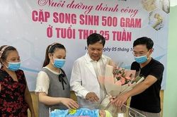 Hành trình kì diệu cứu sống cặp song sinh nặng 500 gram hiếm gặp