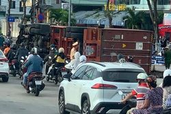 Cận cảnh xe container ôm cua lật nhào tại vòng xuyến ở Đà Nẵng