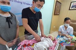 Cặp song sinh 500g chào đời ở tuần thai thứ 25 được nuôi sống thành công