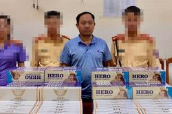 Bắt quả tang người đàn ông phụ xe khách đường dài tàng trữ hàng cấm