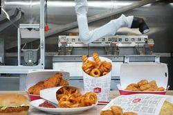 Robot thay thế nhân viên phục vụ đồ ăn nhanh tại chuỗi nhà hàng ở Mỹ