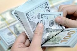 Giá mua bán USD cùng giảm trên thị trường chính thức và tự do