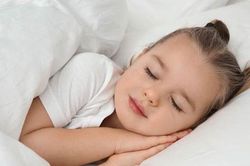 Khung giờ đi ngủ lý tưởng để trẻ phát triển toàn diện