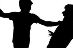 Khởi tố đối tượng dùng bát ném vào đầu người khác