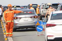 Hiện trường 5 ôtô tông liên hoàn khiến cầu Sài Gòn kẹt cứng